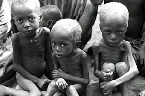 Hungernde Kinder im Süd-Sudan