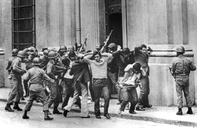 1973: Mitarbeiter des Büros des Präsidenten Allende werden von Soldaten überrumpelt und verhaftet
